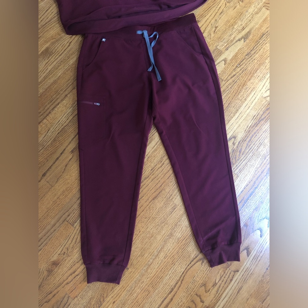 Figs Women's Maroon/Burgundy Scrub Set Sz L - Picture 2 of 7